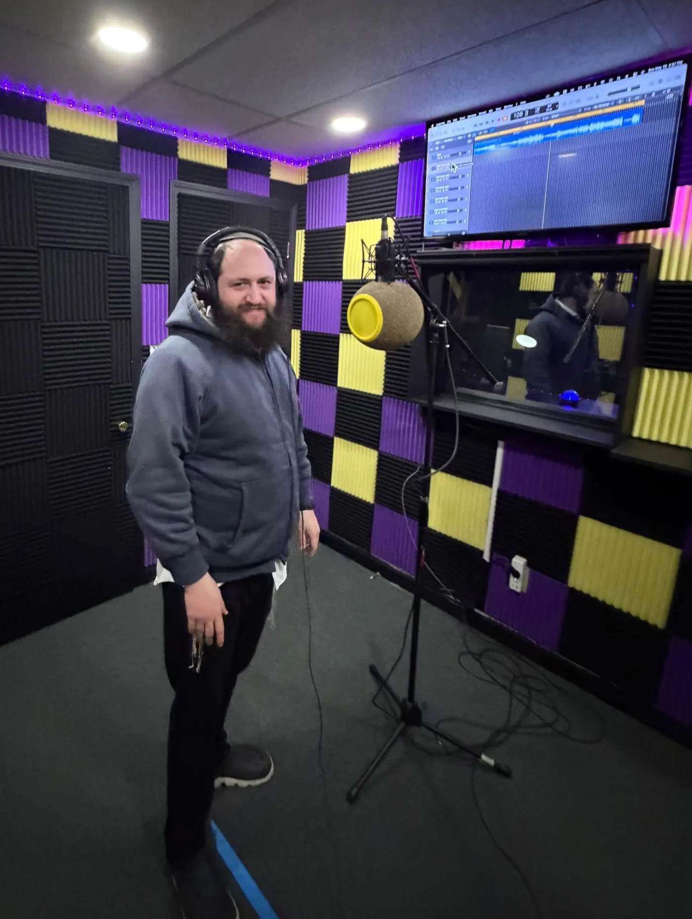 Motty Reizes performing live at a simcha